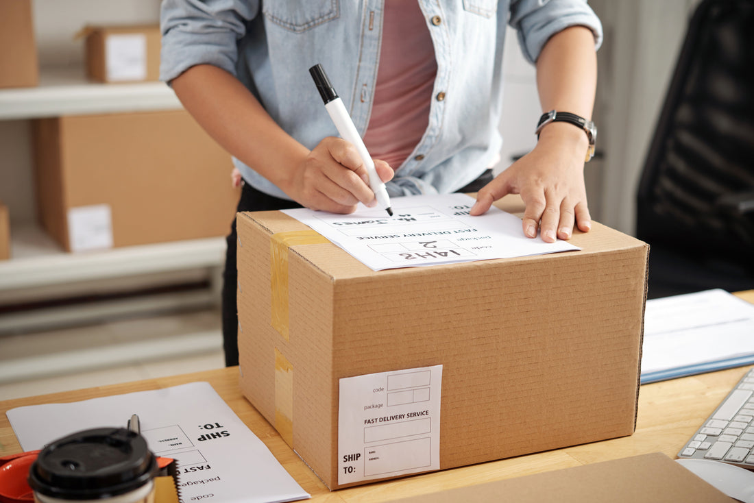 Jak chronić dokumenty przewozowe? Zalety przylg kurierskich w logistyce i e-commerce