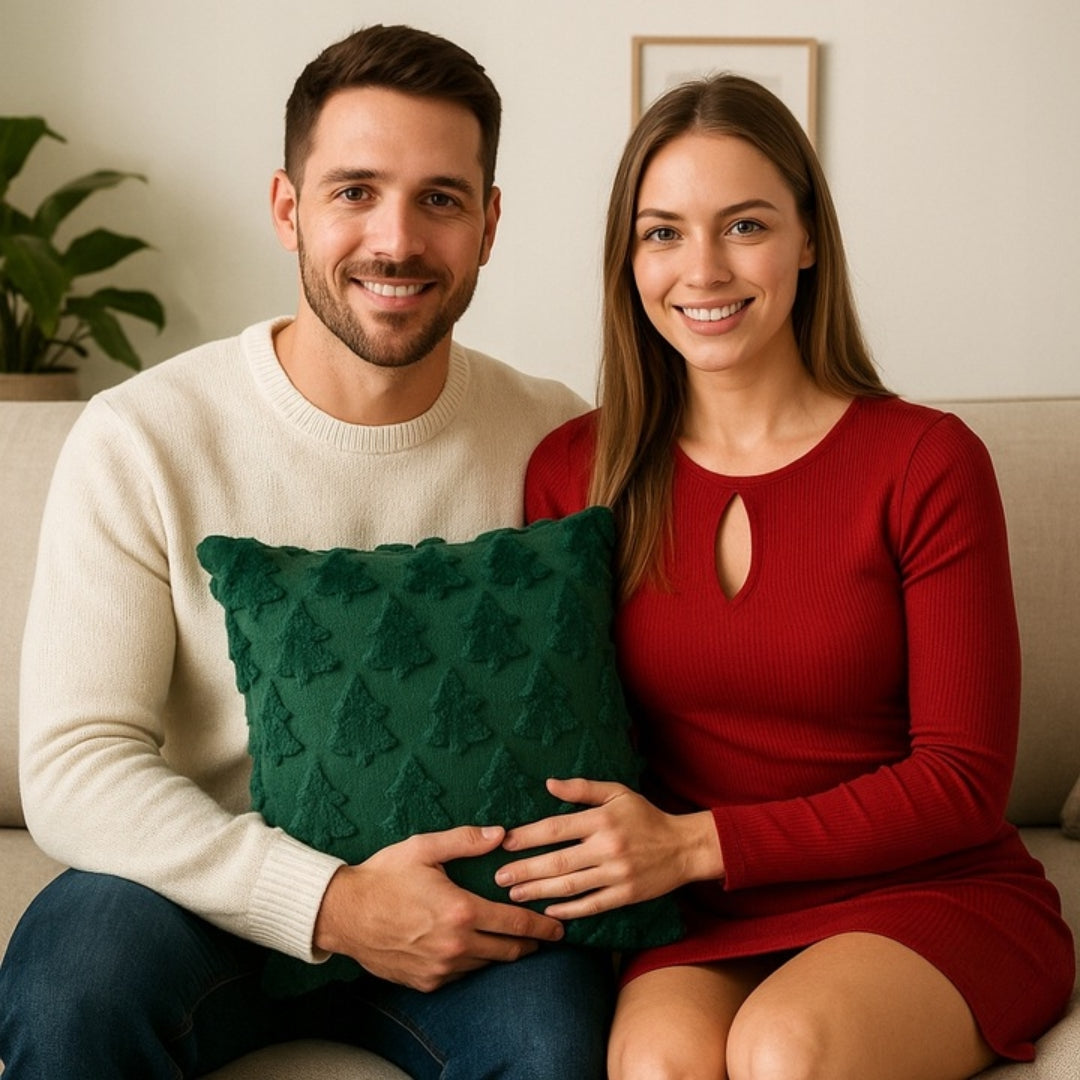 Świąteczna poduszka - zielona w tłoczone choinki 45x45cm- GADŻET ŚWIĄTECZNY