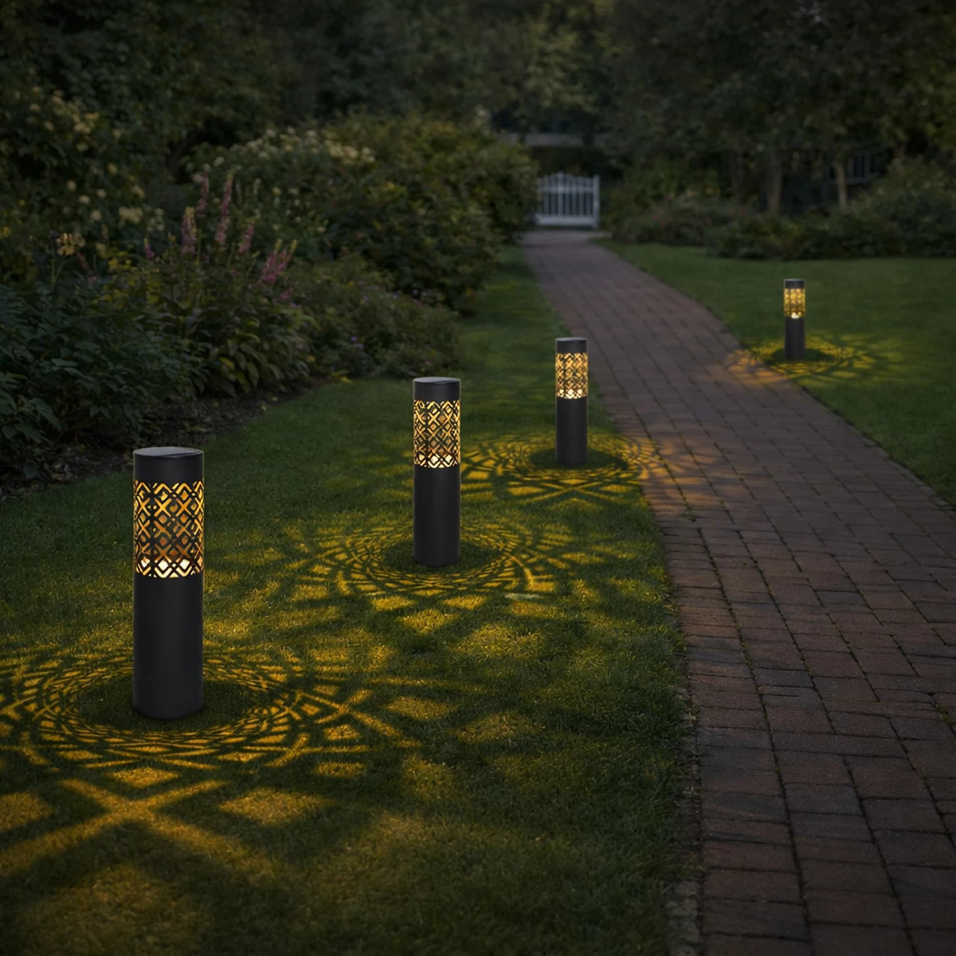 Lampy solarne wzdłuż ogrodowej ścieżki o zmierzchu z dekoracyjnymi refleksami na trawniku