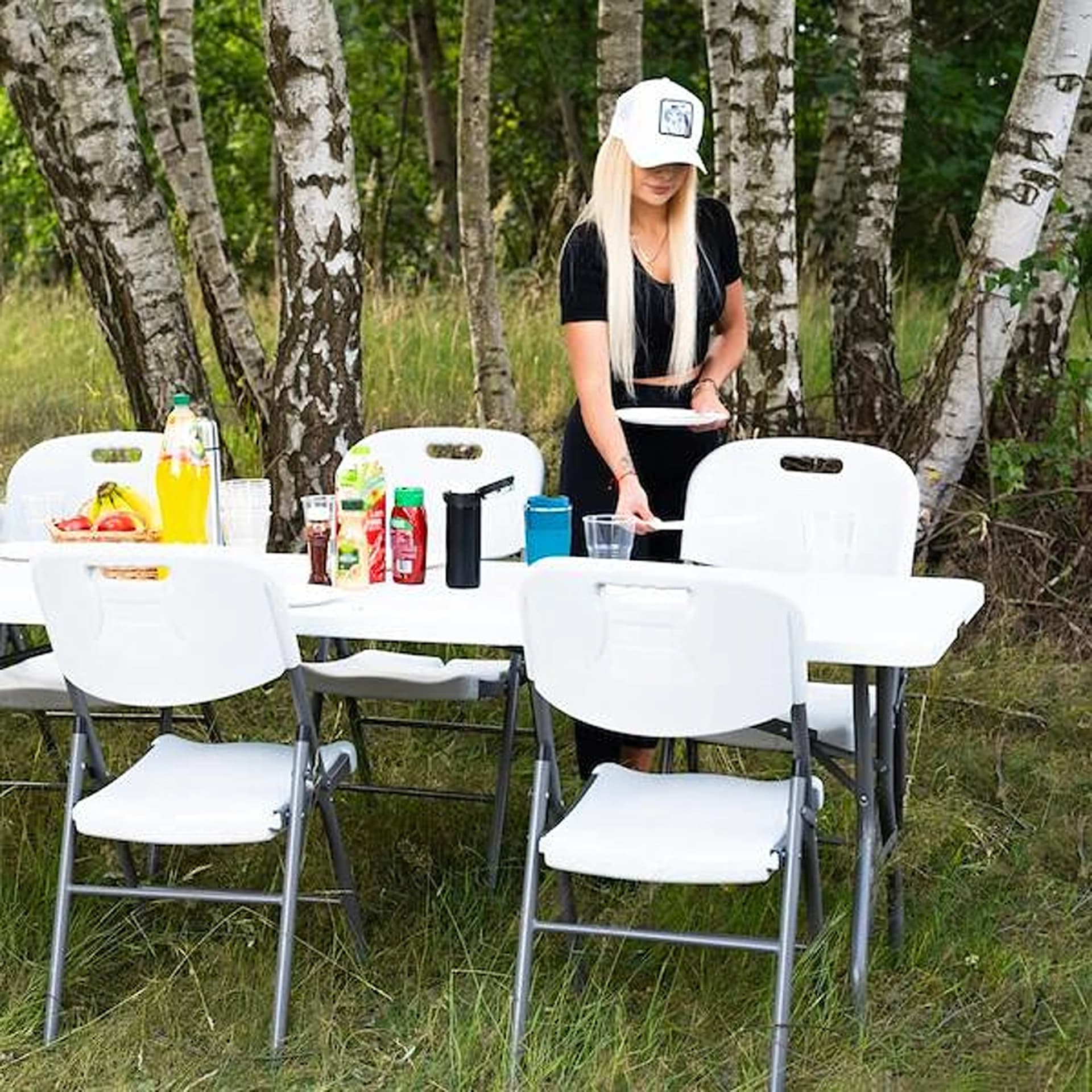 Krzesła cateringowe przy stole piknikowym na świeżym powietrzu