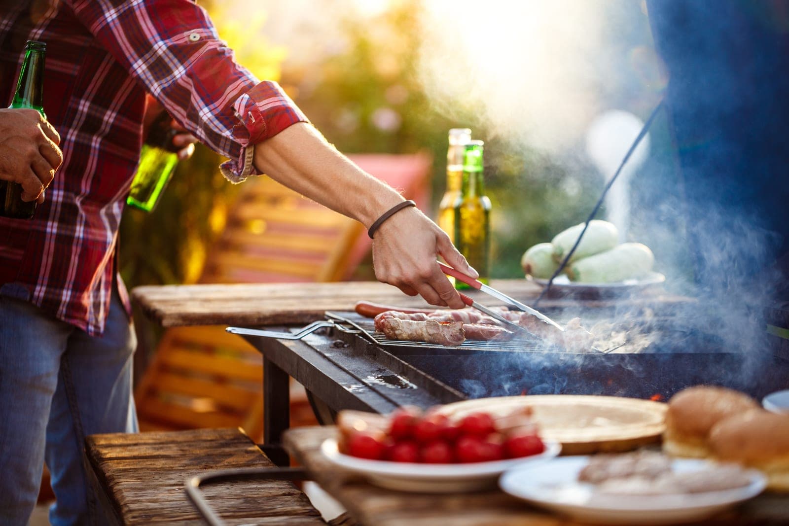 Grill i akcesoria na sezon 2026: Co kupić, żeby piknik się udał?