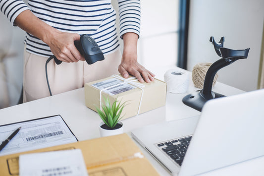 Etykiety termiczne 100×150 mm w praktyce – od kodów kreskowych po listy przewozowe