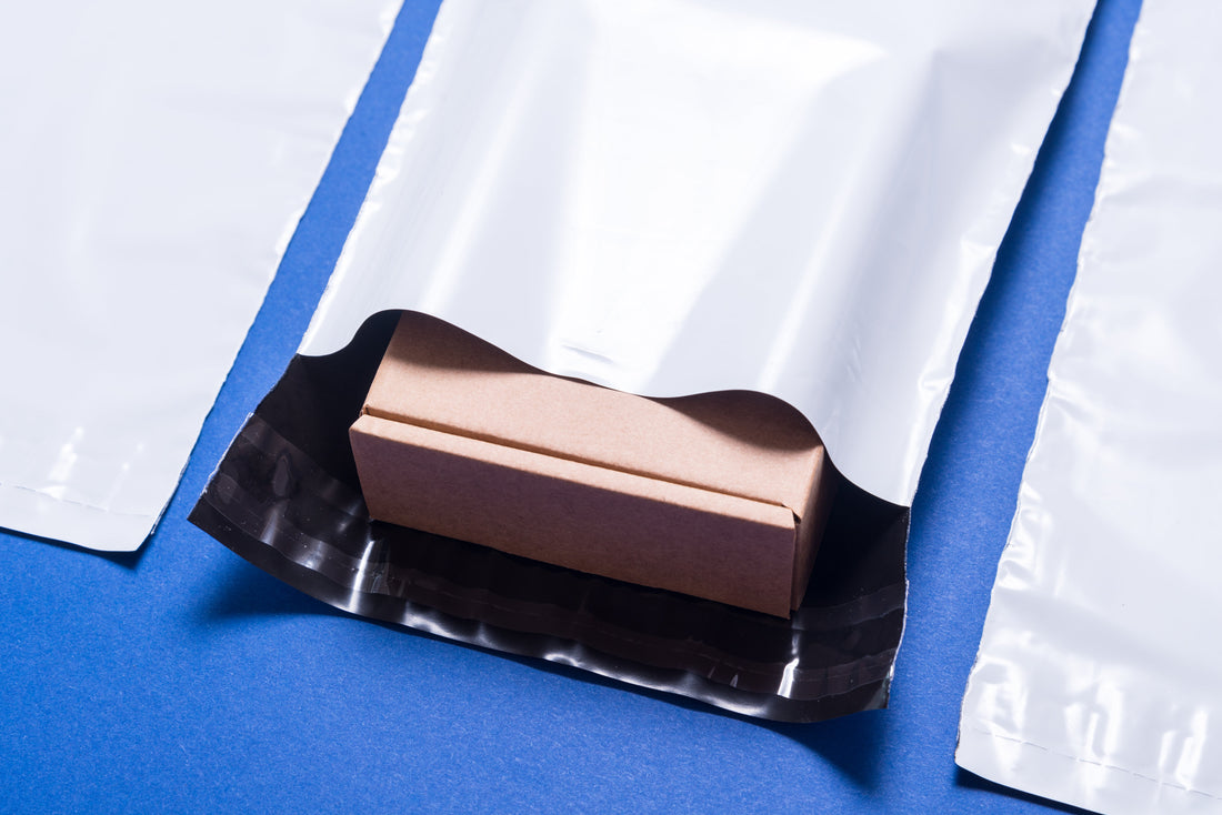 Jak poprawnie pakować przesyłki w foliopaki kurierskie, aby były bezpieczne?