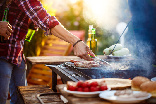 Grill i akcesoria na sezon 2026: Co kupić, żeby piknik się udał?