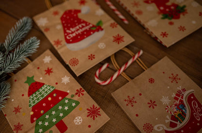 Papierowa torba świąteczna na prezenty - 210x150x80mm - 4 wzory - ZESTAW #2 - MAŁY ROZMIAR