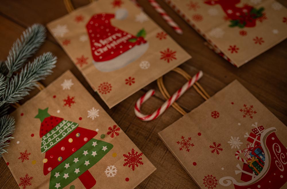 Papierowa torba świąteczna na prezenty - 210x150x80mm - 4 wzory - ZESTAW #2 - MAŁY ROZMIAR